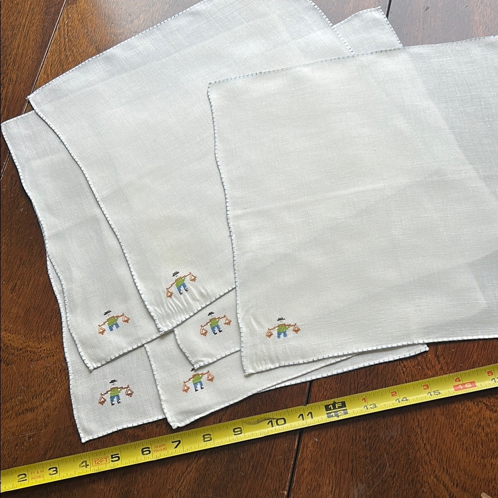 Charming Vintage Embroidered Linen Napkins